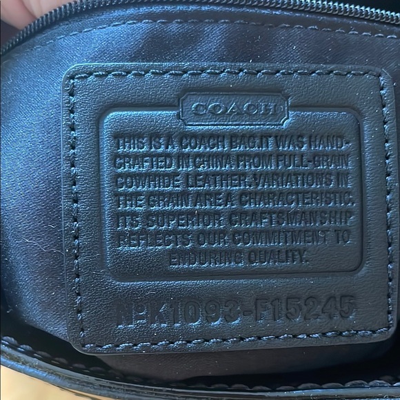 Elegant Black Patent Leather Tote Bag - Picture 4 of 7